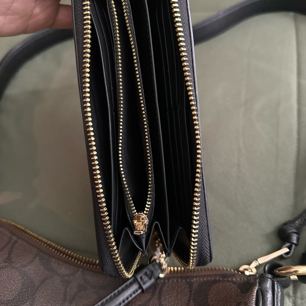LIKE NEW COACH ELLIE FILE BAG IN SIGNATURE CANVAS with Wallet - Picture 5 of 7